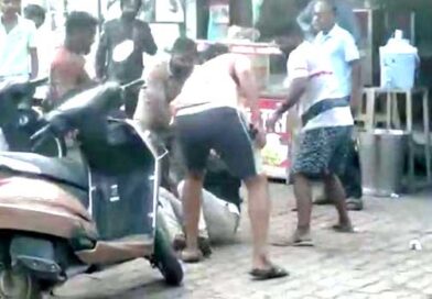 झांसी में फास्ट फूड शॉप पर बवाल: मैनेजर को जमीन पर पटककर लात-घूसों और कुर्सी से पीटा, वीडियो वायरल; दो आरोपी गिरफ्तार