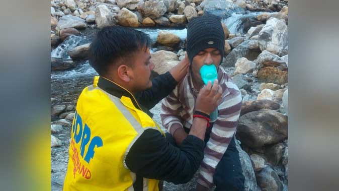 हेल्पलाइन नंबर 112 बना जीवनदाता, नीलकंठ ट्रैक पर फंसे यूपी के ट्रैकर की बिगड़ी तबीयत, पुलिस-एसडीआरएफ ने बचाई जान