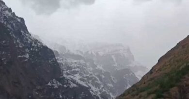 बदला मौसम, बदरीनाथ धाम की ऊंची चोटियों पर हुई बर्फबारी, ठंड से बचने के लिए श्रद्धालु जला रहे अलाव बदला मौसम, बदरीनाथ धाम की ऊंची चोटियों पर हुई बर्फबारी, ठंड से बचने के लिए श्रद्धालु जला रहे अलाव