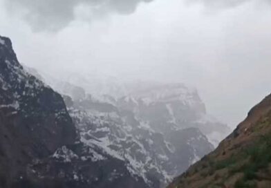 बदला मौसम, बदरीनाथ धाम की ऊंची चोटियों पर हुई बर्फबारी, ठंड से बचने के लिए श्रद्धालु जला रहे अलाव बदला मौसम, बदरीनाथ धाम की ऊंची चोटियों पर हुई बर्फबारी, ठंड से बचने के लिए श्रद्धालु जला रहे अलाव