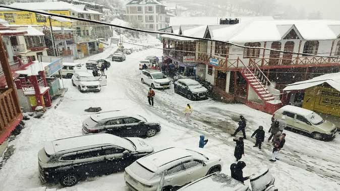 उत्तराखंड में फिर बदला मौसम, कई जिलों में बारिश और बर्फबारी का अलर्ट उत्तराखंड में फिर बदला मौसम, कई जिलों में बारिश और बर्फबारी का अलर्ट