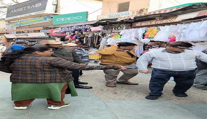 होली से पहले अल्मोड़ा में अतिक्रमण पर सख्ती, 20 दुकानदारों के काटे चालान