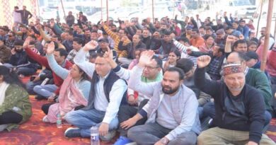 शिक्षा निदेशक मारपीट मामला: विधायक के खेद के बाद शिक्षकों-कर्मचारियों का धरना स्थगित शिक्षा निदेशक मारपीट मामला: विधायक के खेद के बाद शिक्षकों-कर्मचारियों का धरना स्थगित