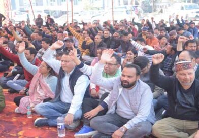 शिक्षा निदेशक मारपीट मामला: विधायक के खेद के बाद शिक्षकों-कर्मचारियों का धरना स्थगित शिक्षा निदेशक मारपीट मामला: विधायक के खेद के बाद शिक्षकों-कर्मचारियों का धरना स्थगित