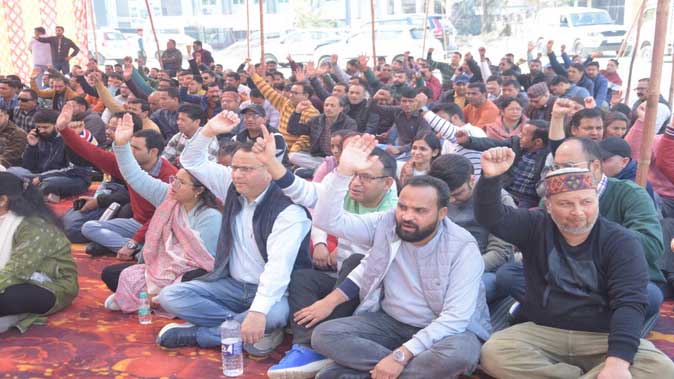 शिक्षा निदेशक मारपीट मामला: विधायक के खेद के बाद शिक्षकों-कर्मचारियों का धरना स्थगित शिक्षा निदेशक मारपीट मामला: विधायक के खेद के बाद शिक्षकों-कर्मचारियों का धरना स्थगित