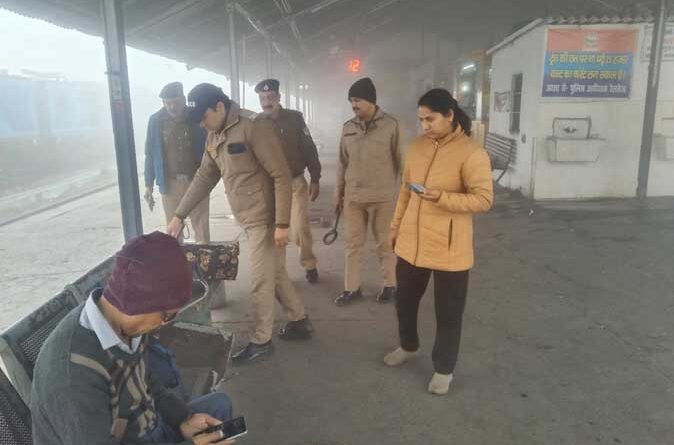 लक्सर रेलवे स्टेशन पर बम की सूचना से हड़कंप, सघन चेकिंग के बाद आरोपी गिरफ्तार लक्सर रेलवे स्टेशन पर बम की सूचना से हड़कंप, सघन चेकिंग के बाद आरोपी गिरफ्तार