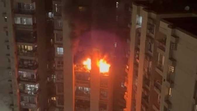 फरीदाबाद में शॉर्ट सर्किट से अपार्टमेंट में लगी भीषण आग, दमकल विभाग ने पाया काबू