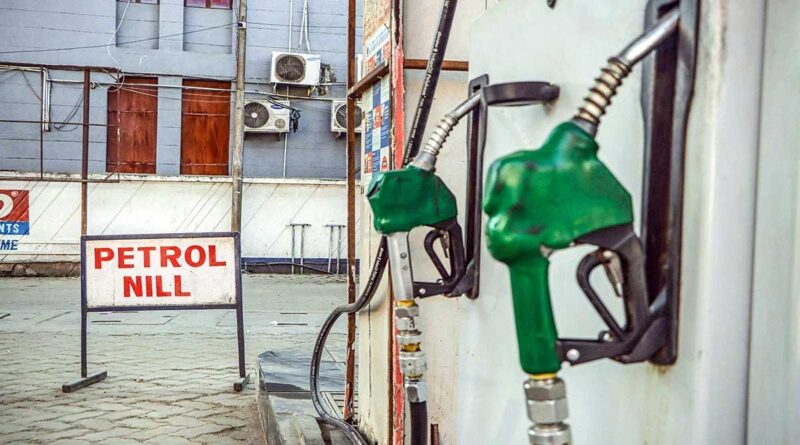 पाकिस्तान में पेट्रोल-डीजल 55 रुपये महंगे, कीमतें 335 रुपये लीटर के पार