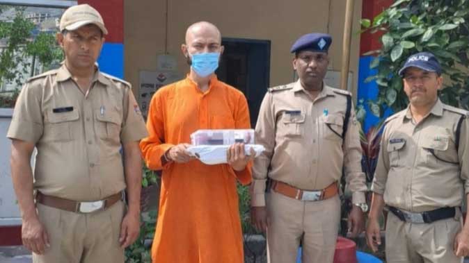 तिलक और साधु वेश में छिपा बांग्लादेशी नागरिक गिरफ्तार, लक्ष्मणझूला में पुलिस की कार्रवाई