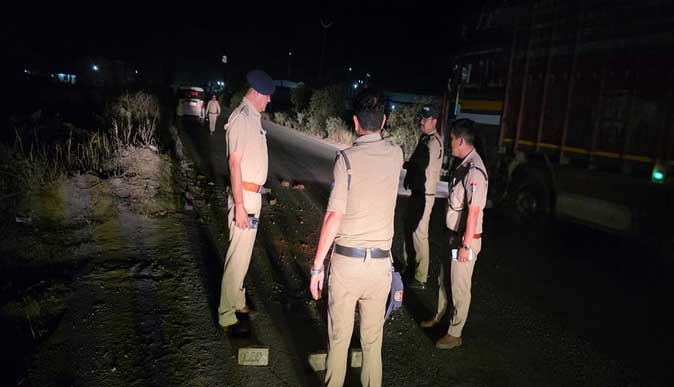 पीलीभीत हाईवे पर दर्दनाक हादसा: डंपर की टक्कर से तीन युवकों की मौत पीलीभीत हाईवे पर दर्दनाक हादसा: डंपर की टक्कर से तीन युवकों की मौत