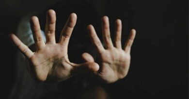 बेस अस्पताल में लाइन में खड़े मरीज की मौत, लापरवाही पर भड़का आक्रोश बेस अस्पताल में लाइन में खड़े मरीज की मौत, लापरवाही पर भड़का आक्रोश