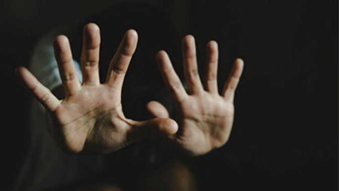 बेस अस्पताल में लाइन में खड़े मरीज की मौत, लापरवाही पर भड़का आक्रोश बेस अस्पताल में लाइन में खड़े मरीज की मौत, लापरवाही पर भड़का आक्रोश