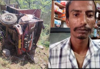 अल्मोड़ा में दर्दनाक हादसा: गहरी खाई में गिरा डंपर, चालक की मौत से परिवार में मातम