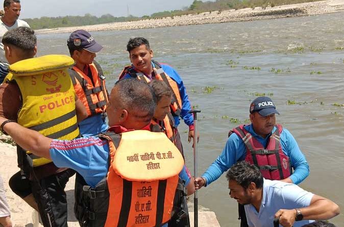 तेज बारिश से सहस्रधारा में बाढ़ जैसे हालात, गुच्चूपानी में फंसे सात पर्यटक सुरक्षित रेस्क्यू