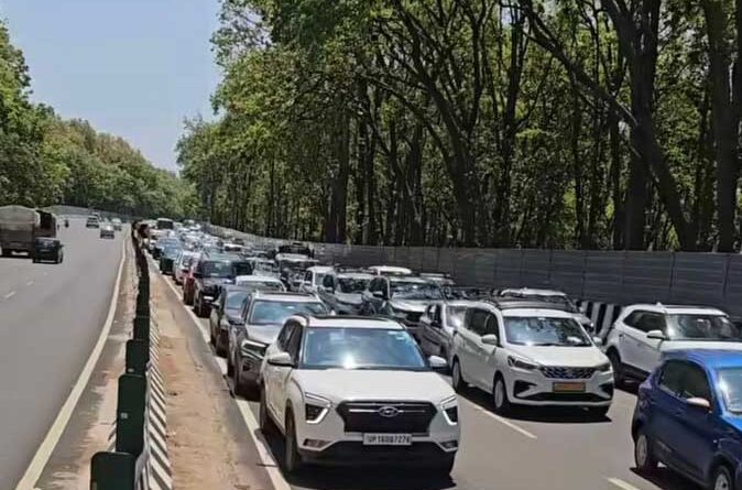 वीकेंड पर देहरादून-दिल्ली एक्सप्रेसवे बना मुसीबत, आशारोड़ी से मां डाट काली मंदिर तक लंबा जाम