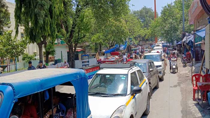 पूर्णिमा स्नान और वीकेंड पर हरिद्वार में उमड़ी भारी भीड़, शहर में लगा लंबा जाम