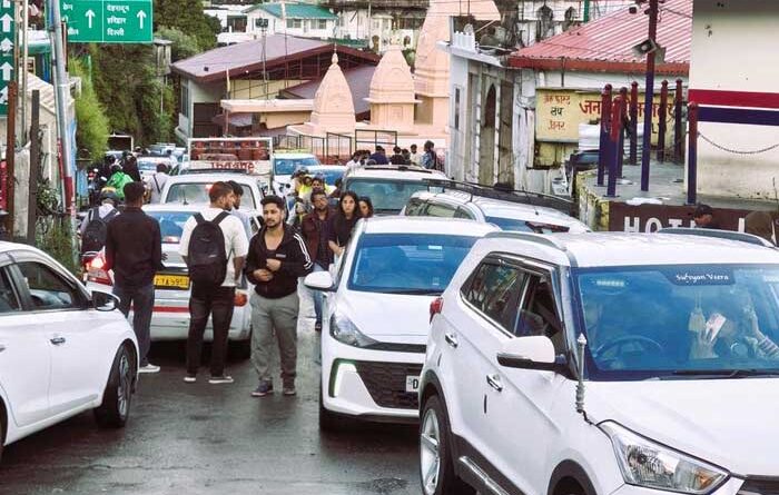 सुहाने मौसम के बीच वीकेंड पर मसूरी में लगा लंबा जाम, घंटों फंसे रहे पर्यटक