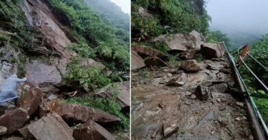 केदारनाथ यात्रा अस्थायी रूप से रोकी गई, पैदल मार्ग पर गिरे भारी बोल्डर केदारनाथ यात्रा अस्थायी रूप से रोकी गई, पैदल मार्ग पर गिरे भारी बोल्डर