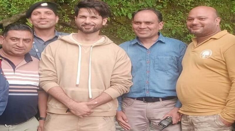 बेटी के समर प्रोग्राम के लिए मसूरी पहुंचे शाहिद कपूर, प्रशंसकों संग खिंचवाई तस्वीरें बेटी के समर प्रोग्राम के लिए मसूरी पहुंचे शाहिद कपूर, प्रशंसकों संग खिंचवाई तस्वीरें