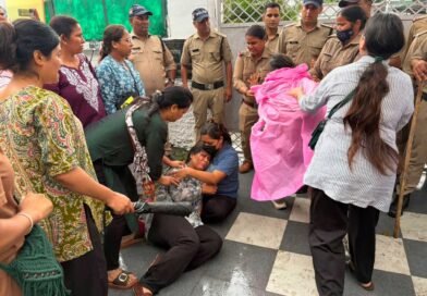 नर्सिंग एकता मंच का प्रदर्शन, महिला ने पिछले करीब सात माह से धरना दे रहे नर्सिंग एकता मंच के बेरोजगार अभ्यर्थियों का प्रदर्शन बुधवार को उग्र हो गया। प्रदर्शनकारी स्वास्थ्य मंत्री डॉ. सुब फिनायल पीकर आत्मदाह का किया प्रयास