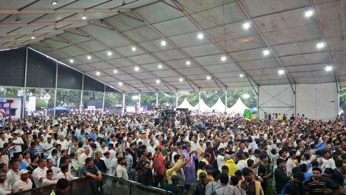 डिग्रियों की माला पहनकर राहुल गांधी के कार्यक्रम में पहुंचा बेरोजगार युवक, रोजगार की चिंता की ओर खींचा ध्यान डिग्रियों की माला पहनकर राहुल गांधी के कार्यक्रम में पहुंचा बेरोजगार युवक, रोजगार की चिंता की ओर खींचा ध्यान