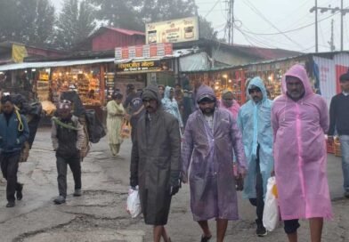 केदारनाथ और बदरीनाथ धाम में कोहरा व बारिश, ठंड बढ़ी, यात्रा सुचारु रूप से जारी
