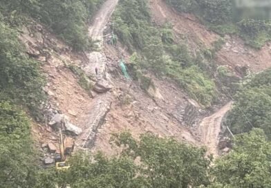 स्यानाचट्टी में 10 घंटे बाद बहाल हुआ यातायात, श्रद्धालुओं और स्थानीय लोगों ने ली राहत की सांस स्यानाचट्टी में 10 घंटे बाद बहाल हुआ यातायात, श्रद्धालुओं और स्थानीय लोगों ने ली राहत की सांस
