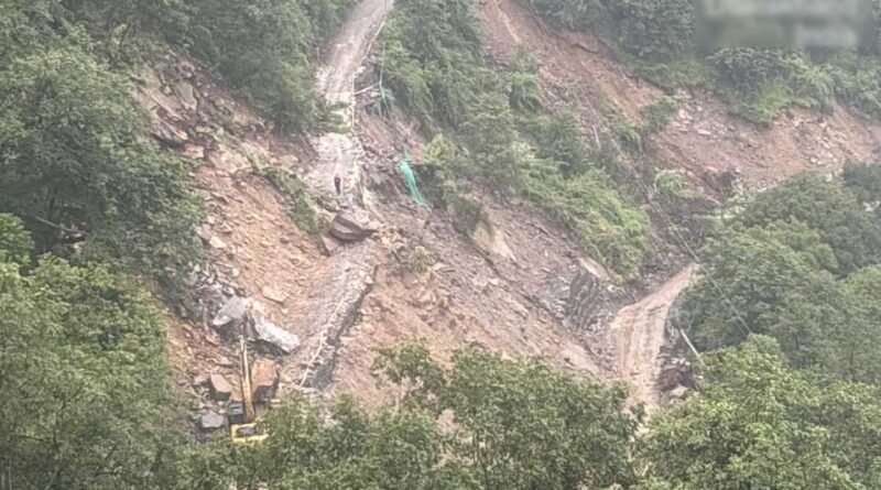 स्यानाचट्टी में 10 घंटे बाद बहाल हुआ यातायात, श्रद्धालुओं और स्थानीय लोगों ने ली राहत की सांस स्यानाचट्टी में 10 घंटे बाद बहाल हुआ यातायात, श्रद्धालुओं और स्थानीय लोगों ने ली राहत की सांस