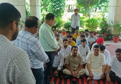 कम्युनिटी हॉल का लेआउट नहीं बनने पर विधायक धरने पर बैठे, अधिकारियों के आश्वासन के बाद खत्म हुआ प्रदर्शन कम्युनिटी हॉल का लेआउट नहीं बनने पर विधायक धरने पर बैठे, अधिकारियों के आश्वासन के बाद खत्म हुआ प्रदर्शन