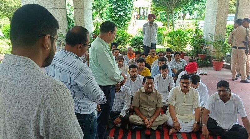 कम्युनिटी हॉल का लेआउट नहीं बनने पर विधायक धरने पर बैठे, अधिकारियों के आश्वासन के बाद खत्म हुआ प्रदर्शन कम्युनिटी हॉल का लेआउट नहीं बनने पर विधायक धरने पर बैठे, अधिकारियों के आश्वासन के बाद खत्म हुआ प्रदर्शन