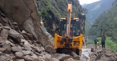 यमुनोत्री हाईवे पर भूस्खलन से सैकड़ों कांवड़ यात्री फंसे, मार्ग बहाल होने पर मिली राहत यमुनोत्री हाईवे पर भूस्खलन से सैकड़ों कांवड़ यात्री फंसे, मार्ग बहाल होने पर मिली राहत