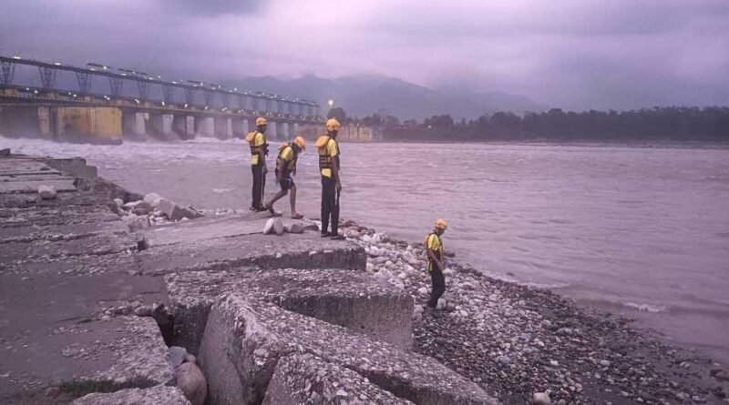नेपाल में भीषण बाढ़ के बाद चंपावत प्रशासन अलर्ट, हेल्पलाइन नंबर जारी नेपाल में भीषण बाढ़ के बाद चंपावत प्रशासन अलर्ट, हेल्पलाइन नंबर जारी