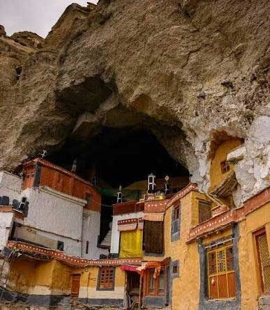 फूलों की घाटी में पर्यटकों के सामने आए दो तेंदुए, 20 मिनट तक रोकी गई एंट्री