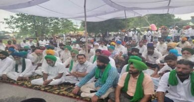 रुद्रपुर कलक्ट्रेट में किसानों का धरना दूसरे दिन भी जारी, भुवन कापड़ी ने दिया समर्थन रुद्रपुर कलक्ट्रेट में किसानों का धरना दूसरे दिन भी जारी, भुवन कापड़ी ने दिया समर्थन