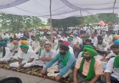 रुद्रपुर कलक्ट्रेट में किसानों का धरना दूसरे दिन भी जारी, भुवन कापड़ी ने दिया समर्थन रुद्रपुर कलक्ट्रेट में किसानों का धरना दूसरे दिन भी जारी, भुवन कापड़ी ने दिया समर्थन