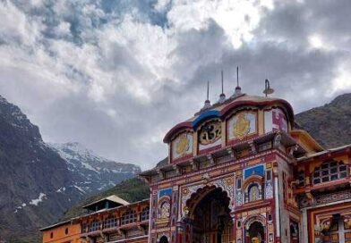 बदरीनाथ हाईवे पर भारी बोल्डर गिरने से 20 मीटर सड़क ध्वस्त, आठ घंटे बाद यातायात शुरू