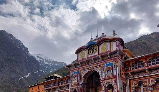 बदरीनाथ हाईवे पर भारी बोल्डर गिरने से 20 मीटर सड़क ध्वस्त, आठ घंटे बाद यातायात शुरू
