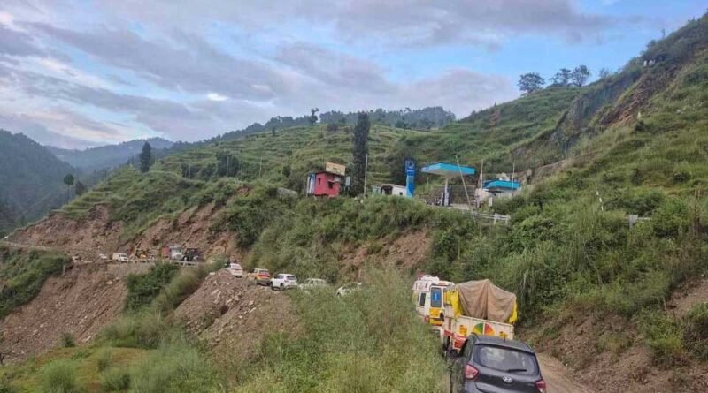 नो-एंट्री के बावजूद क्वारब बाईपास से दौड़े भारी वाहन, हादसे का बढ़ा खतरा