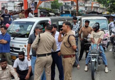 देहरादून में पुलिसकर्मी पर युवती से छेड़छाड़ का आरोप, कार्रवाई की मांग पर बजरंग दल का प्रदर्शन