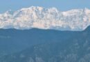 मसूरी में खिली चटख धूप, बर्फ से ढकी हिमालय की चोटियां बनीं आकर्षण का केंद्र, गुनगुने मौसम और खूबसूरत वादियों का लुत्फ उठा रहे पर्यटक; लंबे वीकेंड पर बुद्धा टेंपल मार्ग से अटल उद्यान तक लगा भीषण जाम