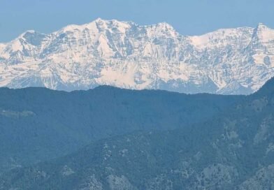 मसूरी में खिली चटख धूप, बर्फ से ढकी हिमालय की चोटियां बनीं आकर्षण का केंद्र, गुनगुने मौसम और खूबसूरत वादियों का लुत्फ उठा रहे पर्यटक; लंबे वीकेंड पर बुद्धा टेंपल मार्ग से अटल उद्यान तक लगा भीषण जाम