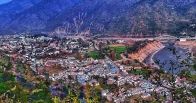 कांग्रेस की उत्तराखंड न्याय यात्रा शुक्रवार को विधायक एवं कांग्रेस चुनाव अभियान समिति के अध्यक्ष प्रीतम सिंह के नेतृत्व में डोईवाला में निकाली गई। यात्रा ब्लॉक मुख्यालय से शुरू होकर प्रेमनगर बाजार होते हुए रतन निर्मल फार्म पहुंची, जहां यात्रा एक जनसभा में तब्दील हो गई। यात्रा में कांग्रेस के पदाधिकारियों, कार्यकर्ताओं और स्थानीय जनप्रतिनिधियों ने भागीदारी की। सभा को संबोधित करते हुए प्रीतम सिंह ने भाजपा सरकार पर निशाना साधा। उन्होंने प्रदेश सरकार पर भ्रष्टाचार और कुशासन के आरोप लगाते हुए कहा कि प्रदेश की जनता विभिन्न समस्याओं से जूझ रही है। उन्होंने कहा कि कांग्रेस न्याय यात्रा के माध्यम से उत्तराखंड की बेटी अंकिता भंडारी को न्याय दिलाने, प्रदेश में व्याप्त जनसमस्याओं के समाधान और जनता की आवाज को बुलंद करने का प्रयास कर रही है। कांग्रेस जिलाध्यक्ष मोहित उनियाल ने कहा कि भाजपा शासन में जनता खुद को सुरक्षित महसूस नहीं कर रही है। उन्होंने अंकिता भंडारी प्रकरण में न्याय की मांग को प्रमुखता से उठाया। यात्रा को ब्लॉक प्रमुख गौरव सिंह, पूर्व जिलाध्यक्ष सोनी भावना सहित विभिन्न जनप्रतिनिधियों और कांग्रेस नेताओं ने समर्थन दिया। वक्ताओं ने कहा कि अंकिता भंडारी को न्याय दिलाने की मांग को लेकर कांग्रेस का संघर्ष जारी रहेगा। इस दौरान बड़ी संख्या में कांग्रेस कार्यकर्ता मौजूद रहे। कांग्रेस की उत्तराखंड न्याय यात्रा शुक्रवार को विधायक एवं कांग्रेस चुनाव अभियान समिति के अध्यक्ष प्रीतम सिंह के नेतृत्व में डोईवाला में निकाली गई। यात्रा ब्लॉक मुख्यालय से शुरू होकर प्रेमनगर बाजार होते हुए रतन निर्मल फार्म पहुंची, जहां यात्रा एक जनसभा में तब्दील हो गई। यात्रा में कांग्रेस के पदाधिकारियों, कार्यकर्ताओं और स्थानीय जनप्रतिनिधियों ने भागीदारी की। सभा को संबोधित करते हुए प्रीतम सिंह ने भाजपा सरकार पर निशाना साधा। उन्होंने प्रदेश सरकार पर भ्रष्टाचार और कुशासन के आरोप लगाते हुए कहा कि प्रदेश की जनता विभिन्न समस्याओं से जूझ रही है। उन्होंने कहा कि कांग्रेस न्याय यात्रा के माध्यम से उत्तराखंड की बेटी अंकिता भंडारी को न्याय दिलाने, प्रदेश में व्याप्त जनसमस्याओं के समाधान और जनता की आवाज को बुलंद करने का प्रयास कर रही है। कांग्रेस जिलाध्यक्ष मोहित उनियाल ने कहा कि भाजपा शासन में जनता खुद को सुरक्षित महसूस नहीं कर रही है। उन्होंने अंकिता भंडारी प्रकरण में न्याय की मांग को प्रमुखता से उठाया। यात्रा को ब्लॉक प्रमुख गौरव सिंह, पूर्व जिलाध्यक्ष सोनी भावना सहित विभिन्न जनप्रतिनिधियों और कांग्रेस नेताओं ने समर्थन दिया। वक्ताओं ने कहा कि अंकिता भंडारी को न्याय दिलाने की मांग को लेकर कांग्रेस का संघर्ष जारी रहेगा। इस दौरान बड़ी संख्या में कांग्रेस कार्यकर्ता मौजूद रहे।